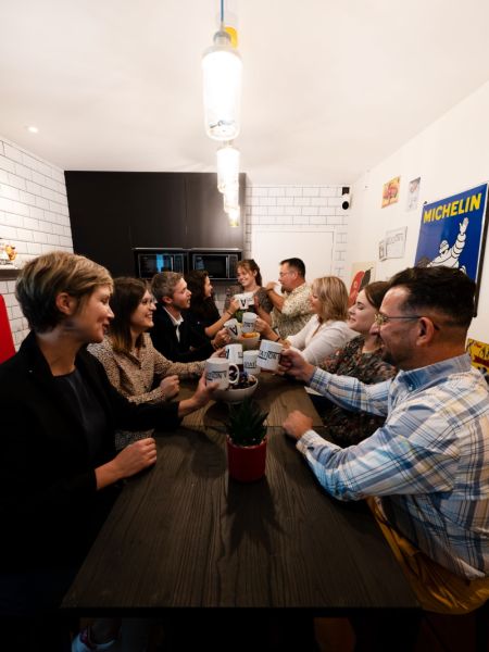 Réunion d'équipe dans la cuisine de Station V à Vire Normandie autour d'un café